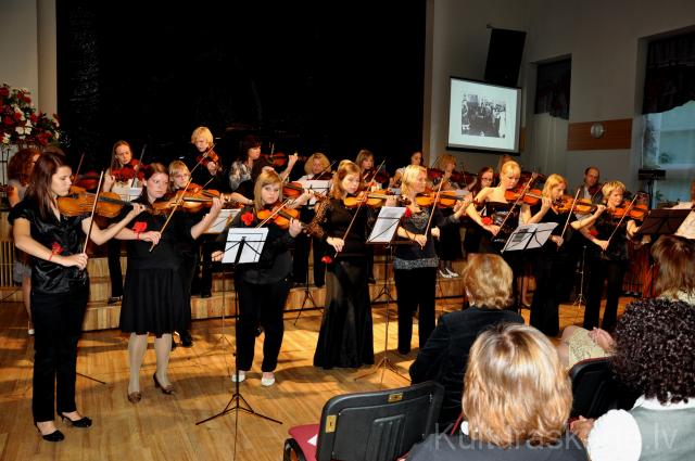Skolas 65.gadu jubilejas audzēkņu un absolventu koncerts. Absolentu vijolnieku orķestris (sk. Mārīte Cinovska)